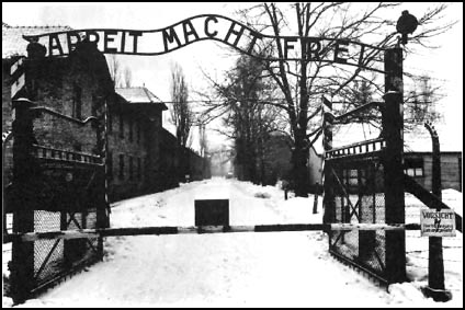 L'ingresso del campo di concentramento di Auschwitz