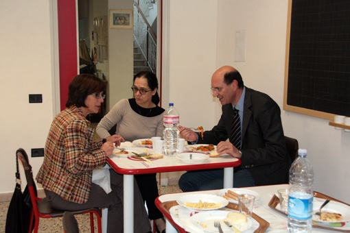 Il sindaco Belcecchi e l'assessore Aguzzi alla mensa del Collodi