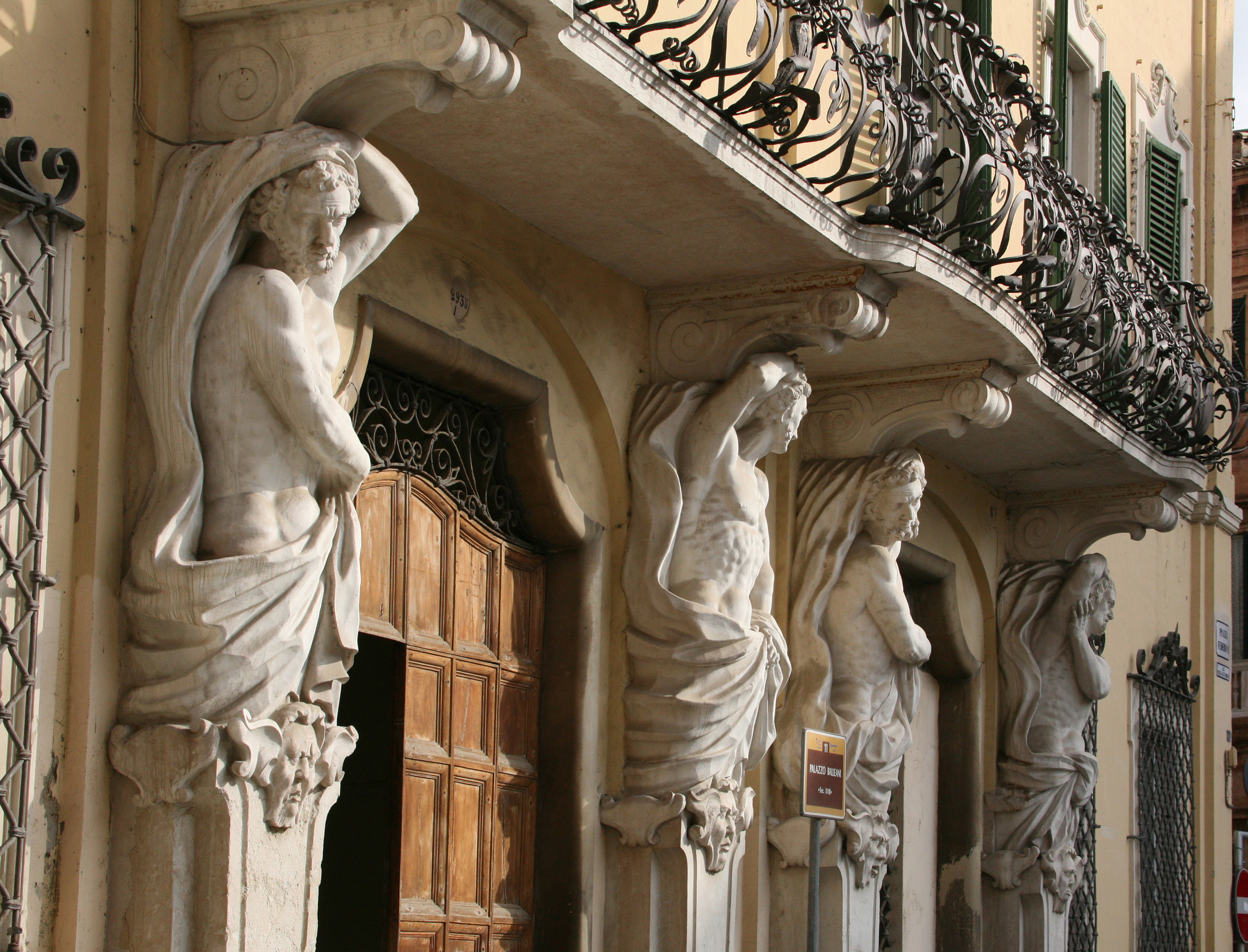 Palazzo Baldeschi-Balleani, i telamoni
