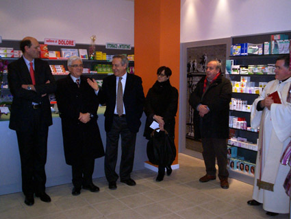 Un momento dell'inaugurazione della Farmacia