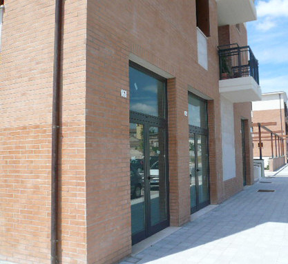 Il negozio in via C. Urbani