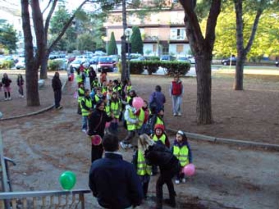 L'arrivo del 'piedibus' alla Scuola Conti L'arrivo del 'piedibus' alla Scuola Conti