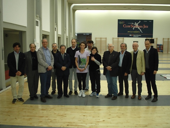 La Commissione assieme ai tre campioni dello sport jesino La Commissione assieme ai tre campioni dello sport jesino