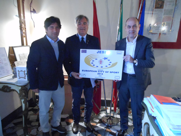 Il Sindaco Massimo Bacci e l'Assessore allo sport Ugo Coltorti con il Presidente dell'Aces Lupatelli Il Sindaco Massimo Bacci e l'Assessore allo sport Ugo Coltorti con il Presidente dell'Aces Lupatelli