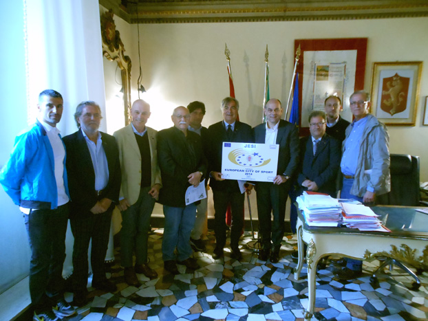 Il Sindaco Massimo Bacci, l'Assessore allo Sport Ugo Coltorti, il past-presidente del Phanatlon Gianni Bambozzi con la Commissione Aces ed il maratoneta jesino Daniele Caimmi