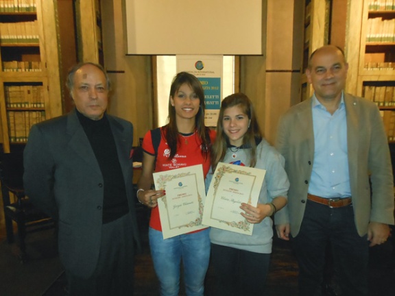 Chiara Angeletti e Giorgia Chiavatti premiate come 'Studenti-Atlete 2012' dal Presidente del Club Scherma Proietti Mosca e dal Sindaco Massimo Bacci Chiara Angeletti e Giorgia Chiavatti premiate come 'Studenti-Atlete 2012' dal Presidente del Club Scherma Proietti Mosca e dal Sindaco Massimo Bacci