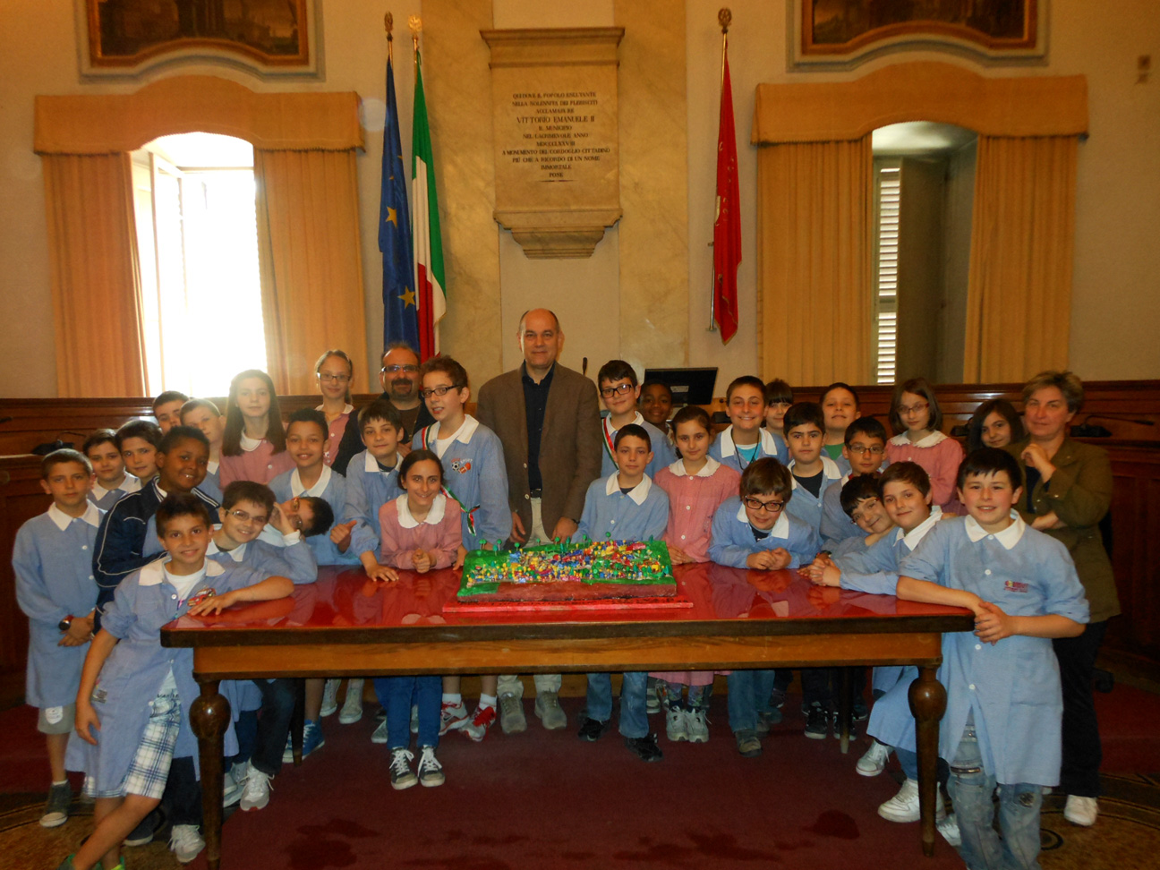 Il Sindaco Bacci con gli alunni delle classi quinte A e B, della scuola 'Martiri della Libertà'