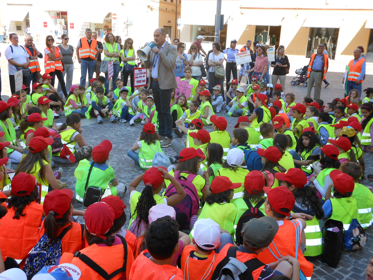 Il Sindaco con i bambini del piedibus