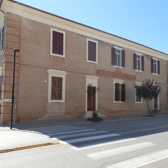 L'esterno della scuola 'G. Mazzini' L'esterno della scuola 'G. Mazzini'