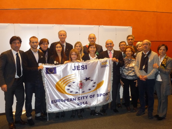 La delgazione jesina con la bandiera di 'Jesi città europea dello sport 2014' La delgazione jesina con la bandiera di 'Jesi città europea dello sport 2014'