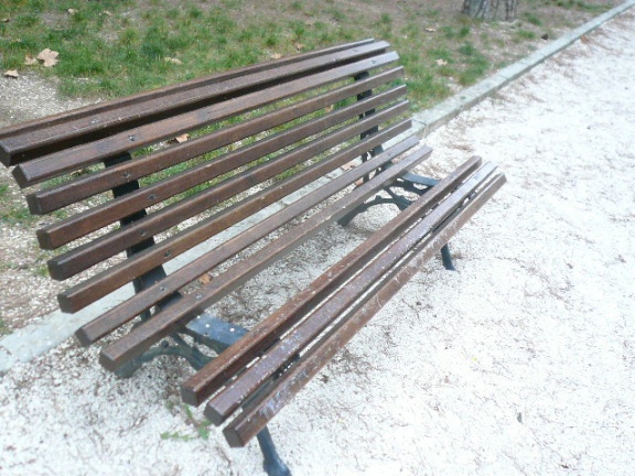 Una panchina rotta Una panchina rotta