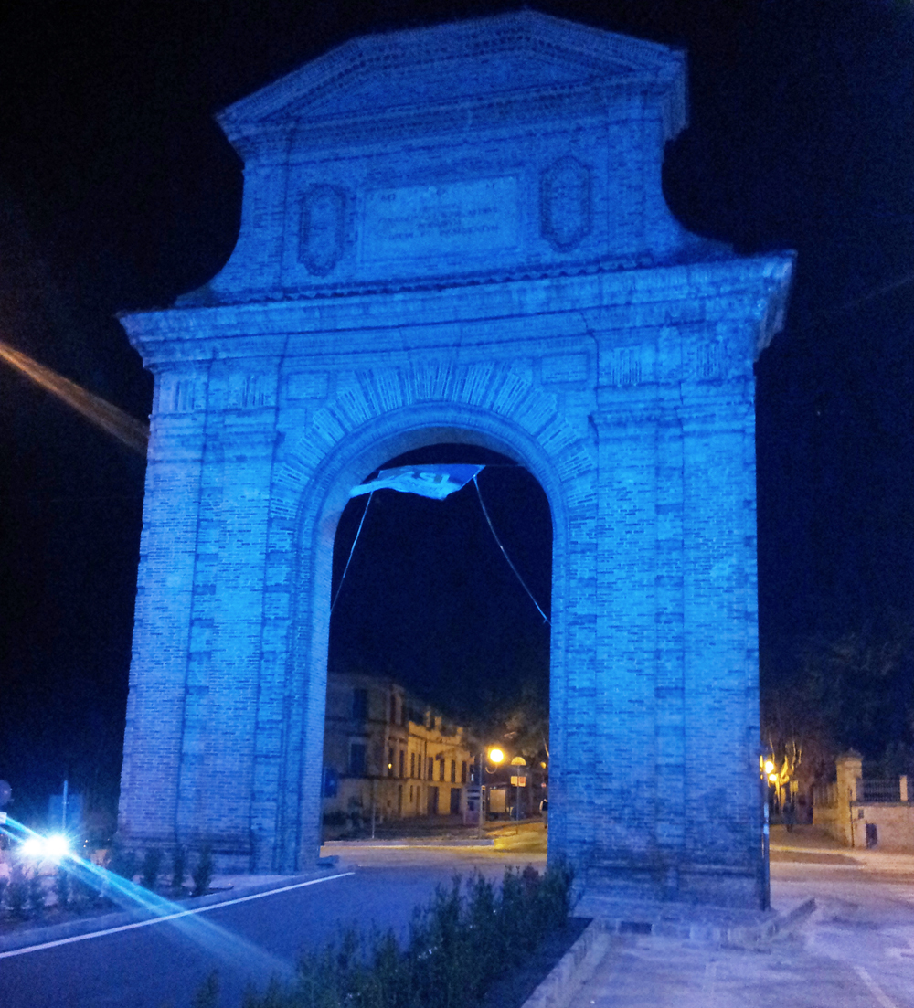 Arco Clementino illuminato di blu