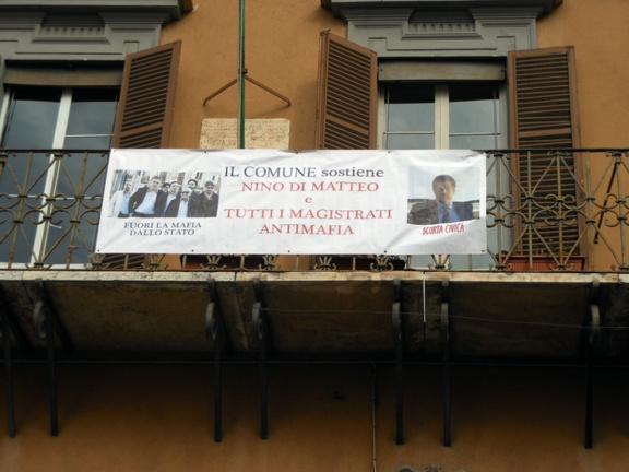 Lo striscione di sostegno al magistrato Di Matteo Lo striscione di sostegno al magistrato Di Matteo