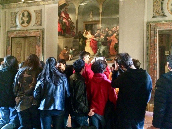 Turisti in visita alla pinacoteca Turisti in visita alla pinacoteca