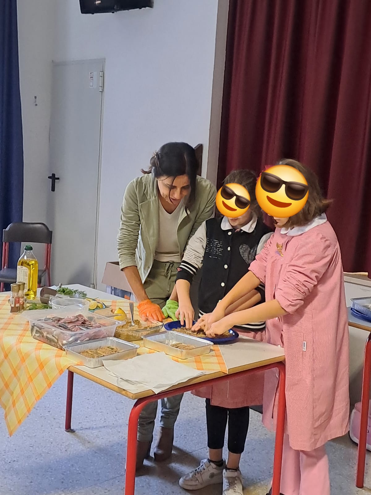 Bambine durante un laboratorio
