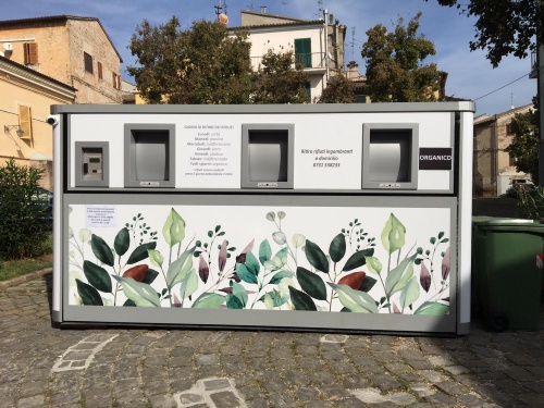 L'isola ecologica di Piazza Sansovino L'isola ecologica di Piazza Sansovino