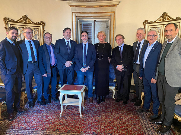 il sindaco Lorenzo Fiordelmondo con il cda ed il collegio dei revisori di Interporto Marche