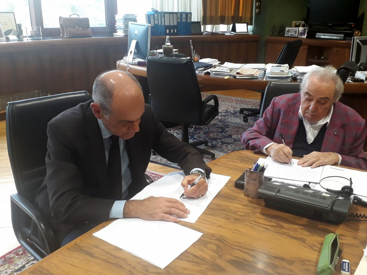 Il Sindaco Massimo Bacci e l'ing. Pieralisi all'atto della firma