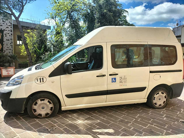 Il furgone per il trasporto dei disabili danneggiato