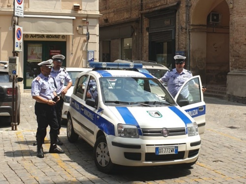Una pattuglia della polizia Locale Una pattuglia della polizia Locale