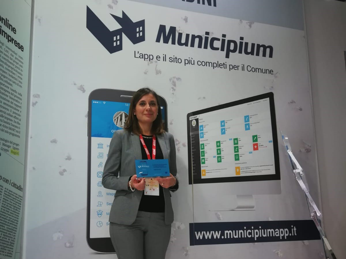 la dott.ssa Elena Calabrese ritira il premio per il Comune di Jesi