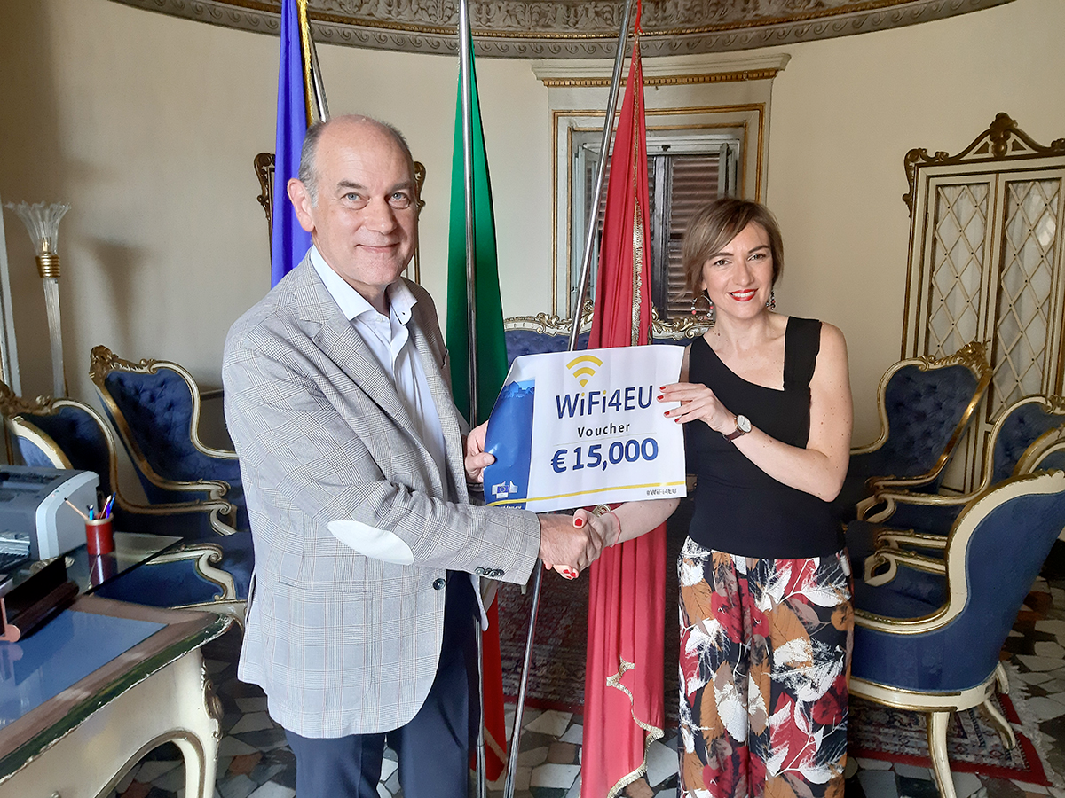 Il Sindaco riceve il voucher per potenziare Jesi WiFi