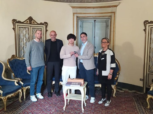 Nella foto da sinistra: il tecnico jesino Andrea Coppari, l'assessore allo sport Samuele Animali, il maestro di Judo giapponese Yusho Oshima, il sindaco Lorenzo Fiordelmondo, la presidente dello Judo Samurai Jesi Paola Paradisi Nella foto da sinistra: il tecnico jesino Andrea Coppari, l'assessore allo sport Samuele Animali, il maestro di Judo giapponese Yusho Oshima, il sindaco Lorenzo Fiordelmondo, la presidente dello Judo Samurai Jesi Paola Paradisi