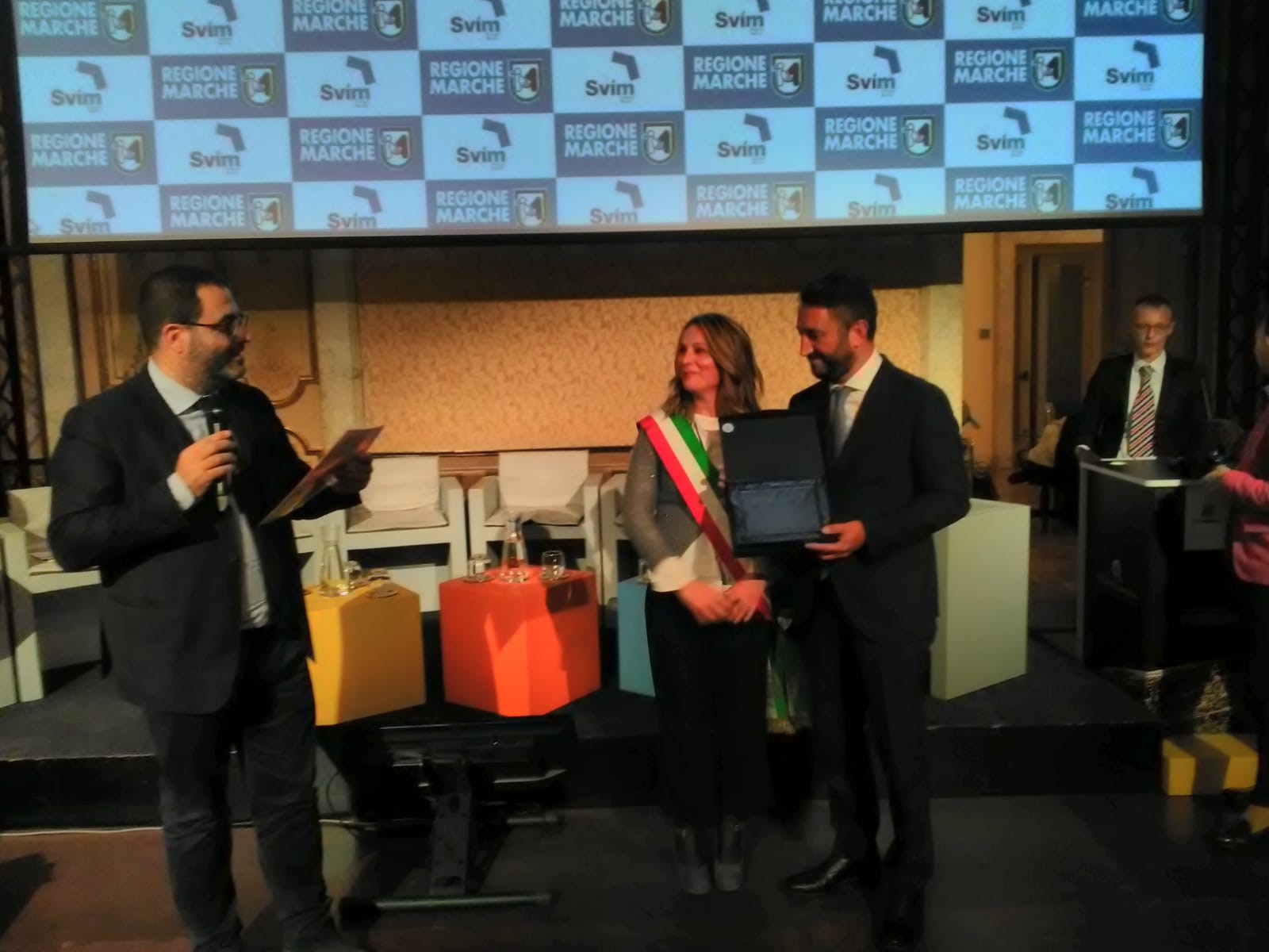 il viceministro alle infrastrutture ed ai trasporti Giancarlo Cancelleri mentre consegna il premio all'assessore all'ambiente Cinzia Napolitano