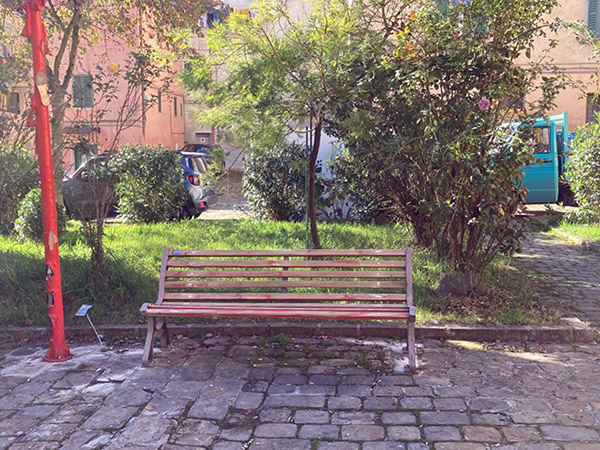 Restauro della panchina rossa