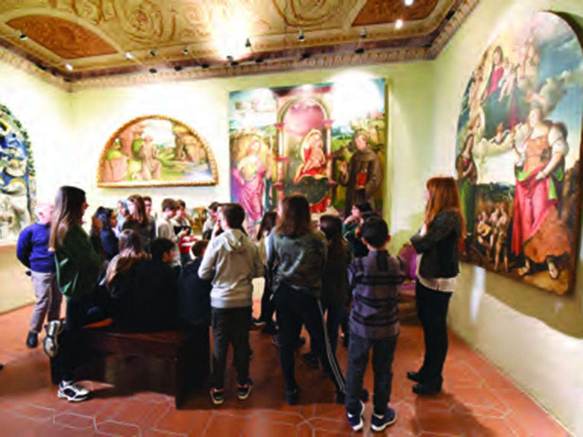 Pinacoteca con turisti