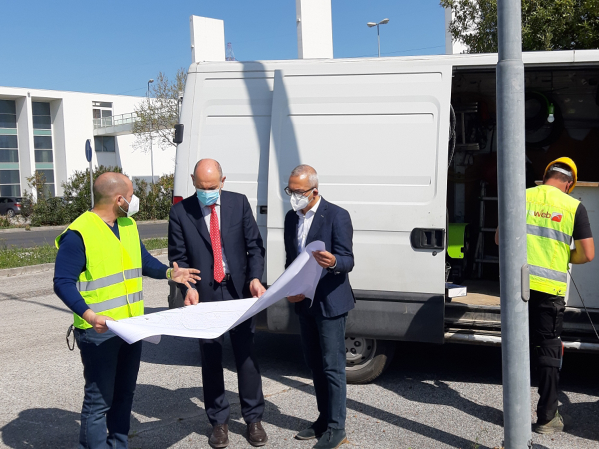 Massimo Bacci con i tecnici per la Fibra