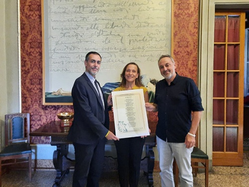 Maria Teresa Cechile insieme a Sindaco e Assessore alla Cultura Maria Teresa Cechile insieme a Sindaco e Assessore alla Cultura