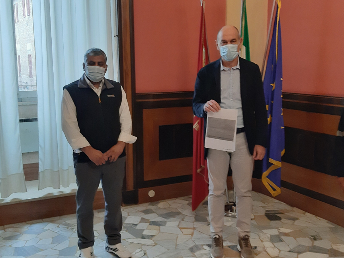 Il Sindaco Bacci con una rappresentanza della comunità indiana