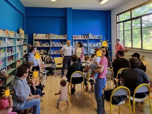 Un momento della consegna dei libri con gli assessori Luca Brecciaroli e Emanuela Marguccio Un momento della consegna dei libri con gli assessori Luca Brecciaroli e Emanuela Marguccio